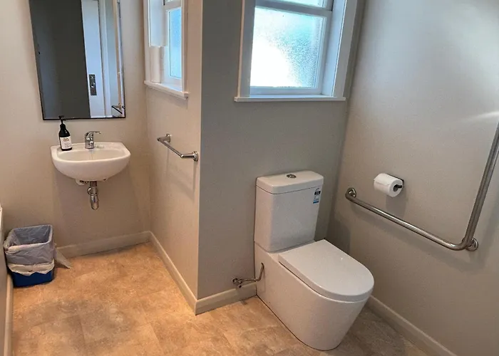 Whole House, Amohau St Opposite Trade - 3 Bedrooms, Sleeps Up To 6, 5 Beds, Wheel Chair Friendly *