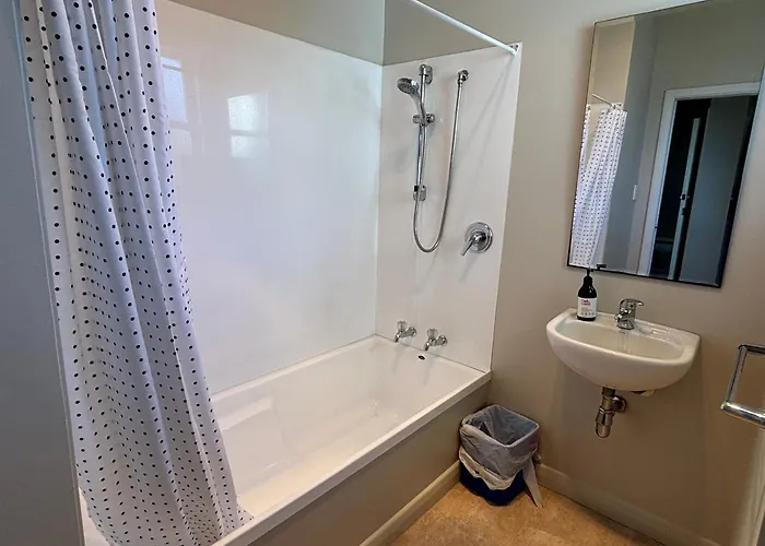 Holiday home Whole House, Amohau St Opposite Trade - 3 Bedrooms, Sleeps Up To 6, 5 Beds, Wheel Chair Friendly