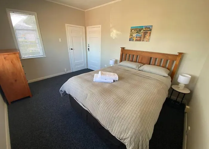 Holiday home Whole House, Amohau St Opposite Trade - 3 Bedrooms, Sleeps Up To 6, 5 Beds, Wheel Chair Friendly