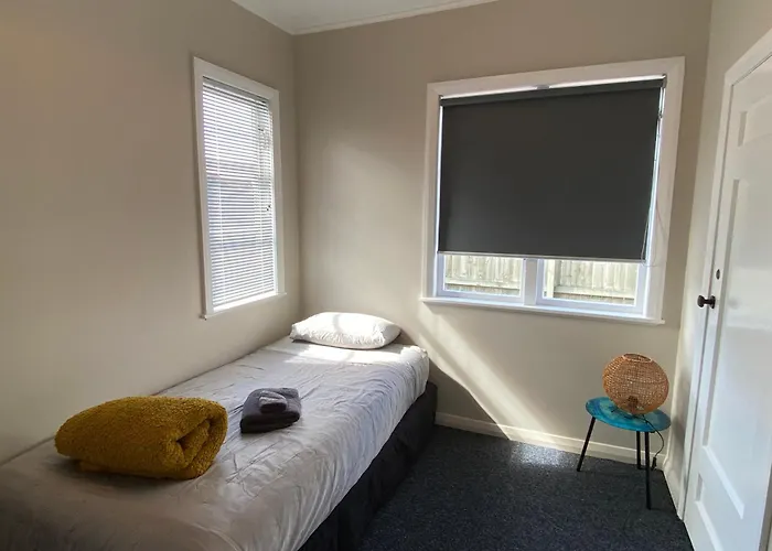 Holiday home Whole House, Amohau St Opposite Trade - 3 Bedrooms, Sleeps Up To 6, 5 Beds, Wheel Chair Friendly