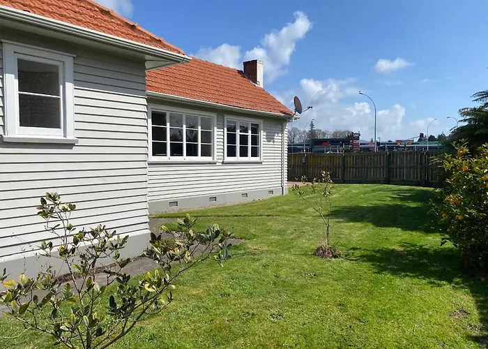 Whole House, Amohau St Opposite Trade - 3 Bedrooms, Sleeps Up To 6, 5 Beds, Wheel Chair Friendly Holiday home *