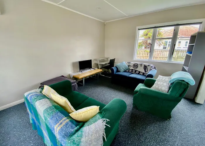 Whole House, Amohau St Opposite Trade - 3 Bedrooms, Sleeps Up To 6, 5 Beds, Wheel Chair Friendly Holiday home